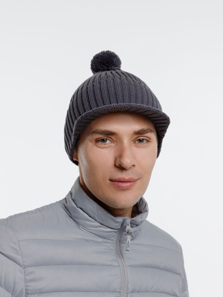 Вязаная шапка с козырьком Peaky, серая (антрацит) Вязаная шапка с козырьком Peaky, серая (антрацит)