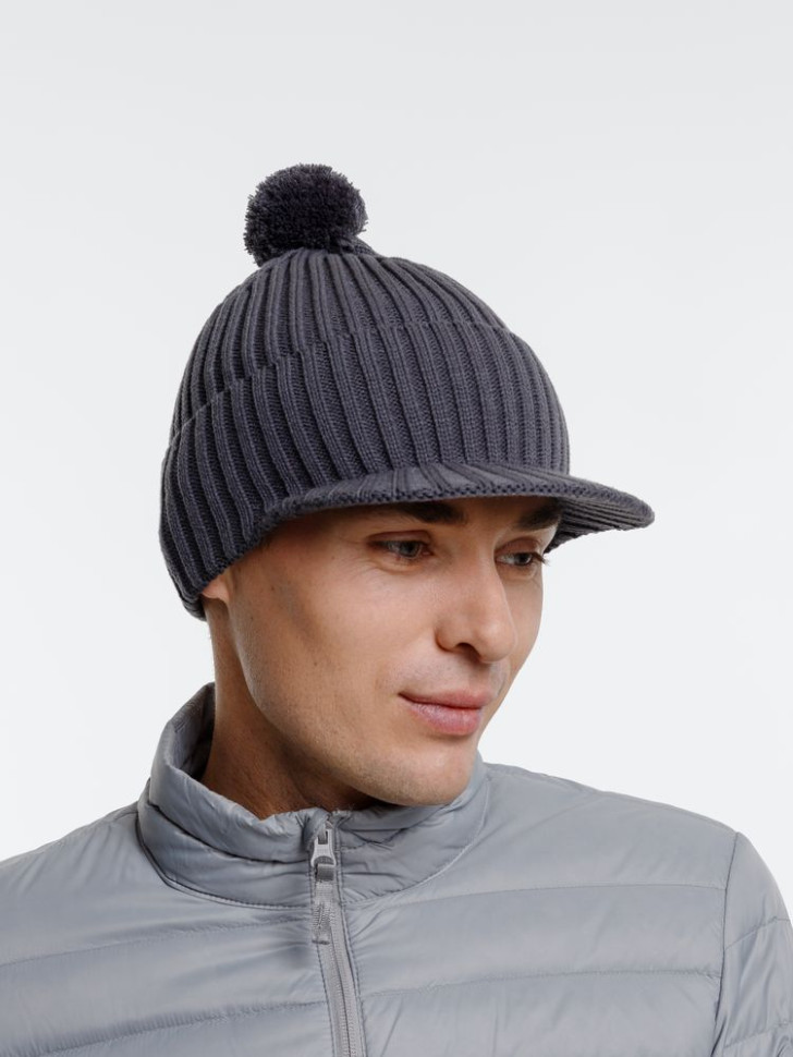 Вязаная шапка с козырьком Peaky, серая (антрацит) Вязаная шапка с козырьком Peaky, серая (антрацит)