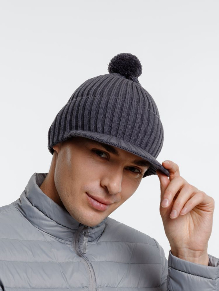 Вязаная шапка с козырьком Peaky, серая (антрацит) Вязаная шапка с козырьком Peaky, серая (антрацит)