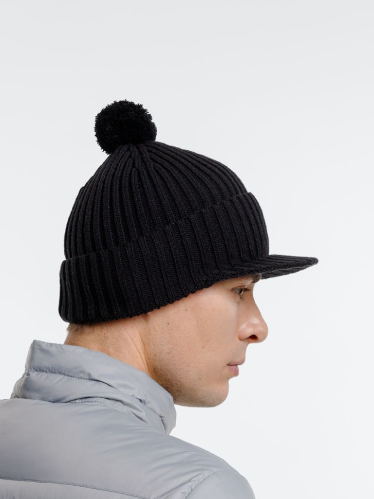Вязаная шапка с козырьком Peaky, черная Вязаная шапка с козырьком Peaky, черная